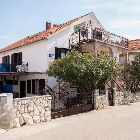 Apartment Fidelis - One Bedroom With Terrace And Garden View 3