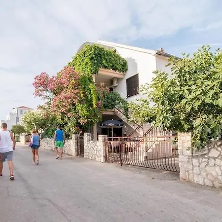 Fidelis - One Bedroom With Terrace And Garden View 3 Apartmán Trogir